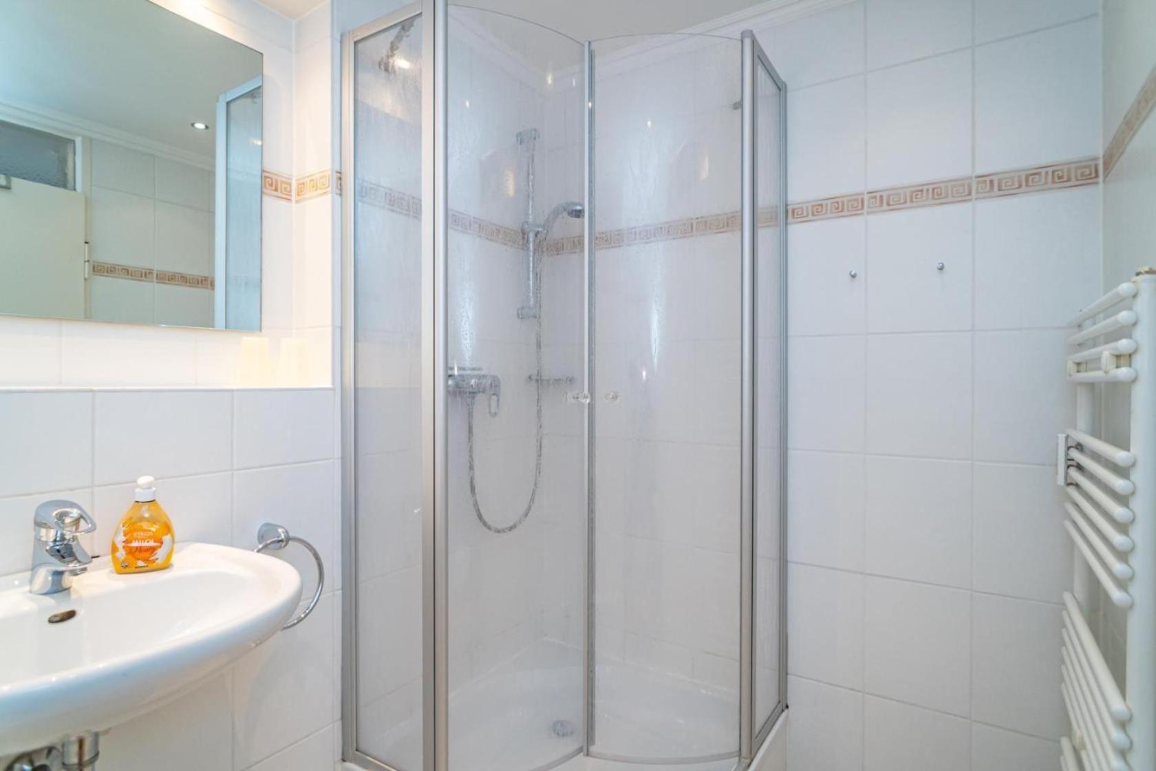Haus-sylter-welle-10-105-wb * Westerland